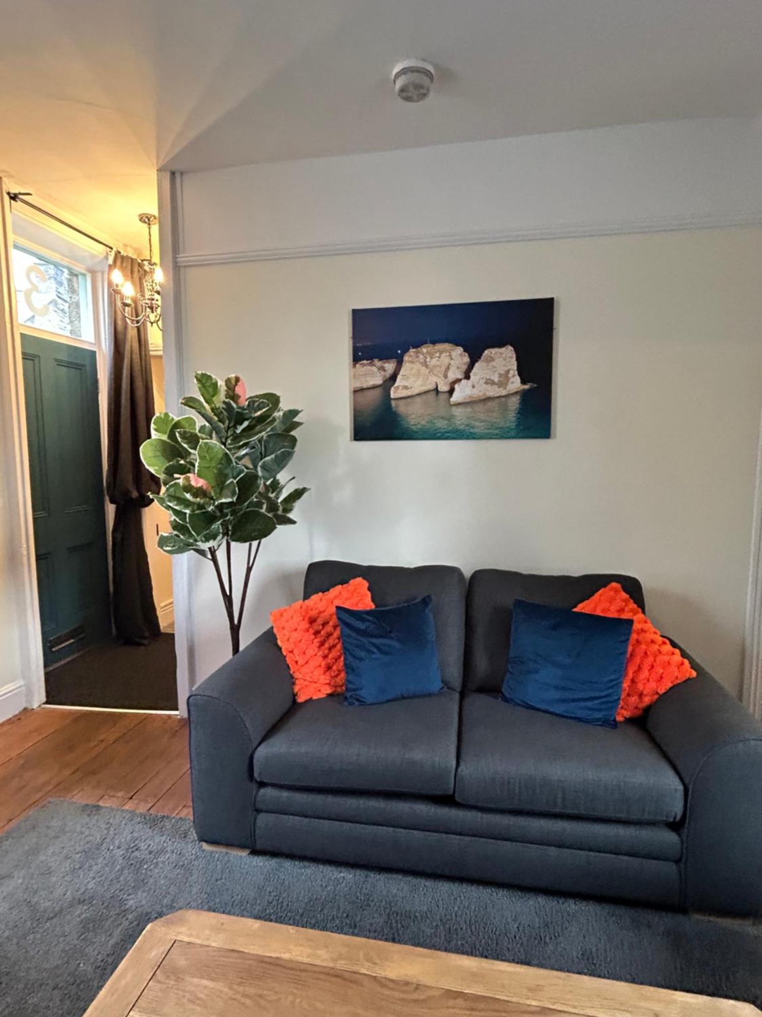 The Buxton Retreat A Luxurious 3-Storey Townhouse With Four Poster Bed And Double Jacuzzi Bath" Exterior foto
